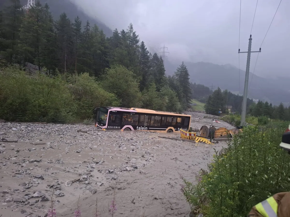 VIDEO / Dramatične slike iz Tirola: Autobus završio u bujici, putnike izvlačili vatrogasci