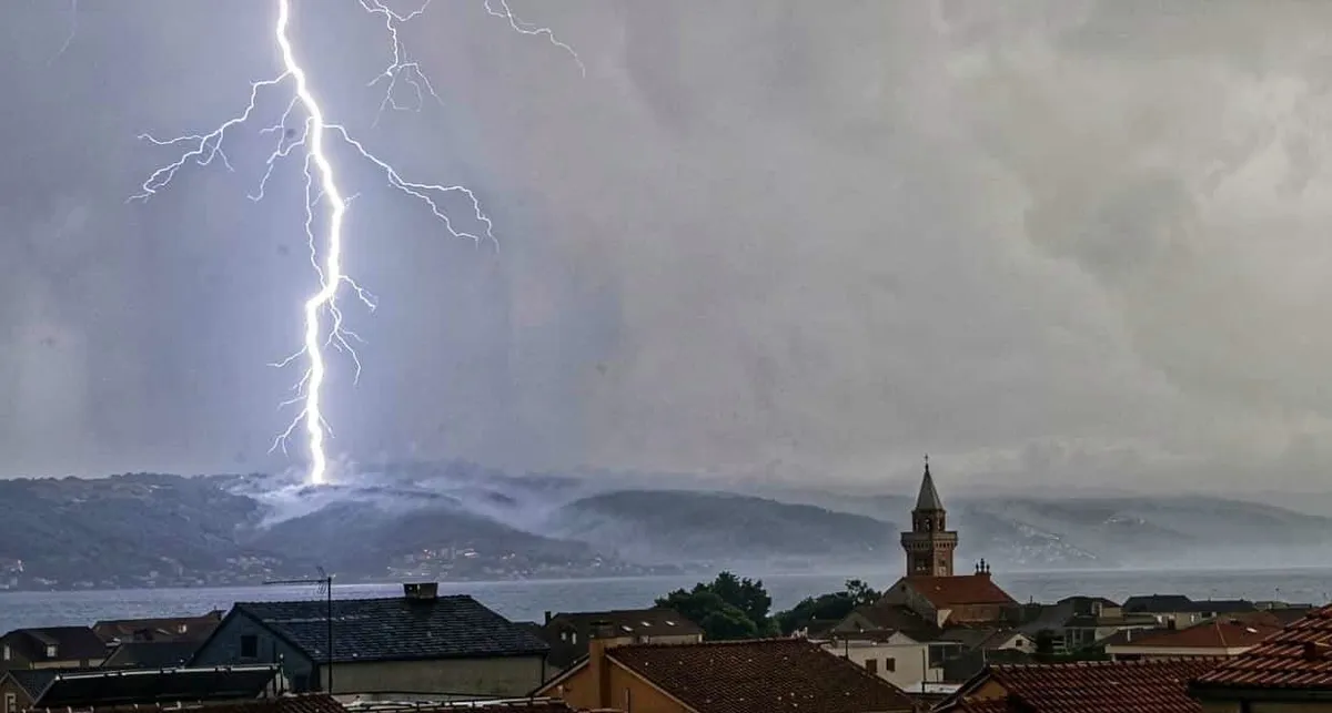 Pogledajte udar munje koji je najvjerojatnije izazvao veliki požar na Čiovu