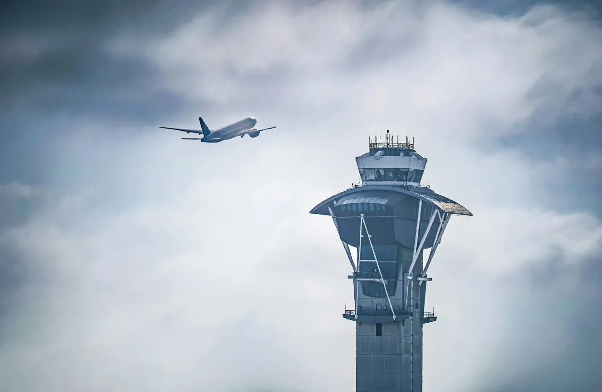 Kontrolor leta zakasnio na posao, avion iz Londona morao kru
