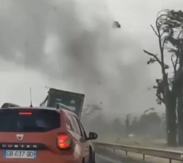 VIDEO / Nakon toplinskog vala, Francusku poharale razorne oluje: Ima mrtvih, 53.000 domova bez struje