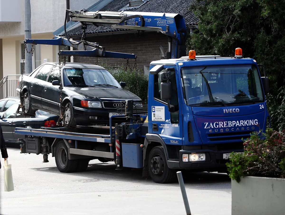 Znate li koliku ćete kaznu platiti ako nepropisno parkirate, a "pauk" vam odnese vozilo? Cijene nisu svuda iste