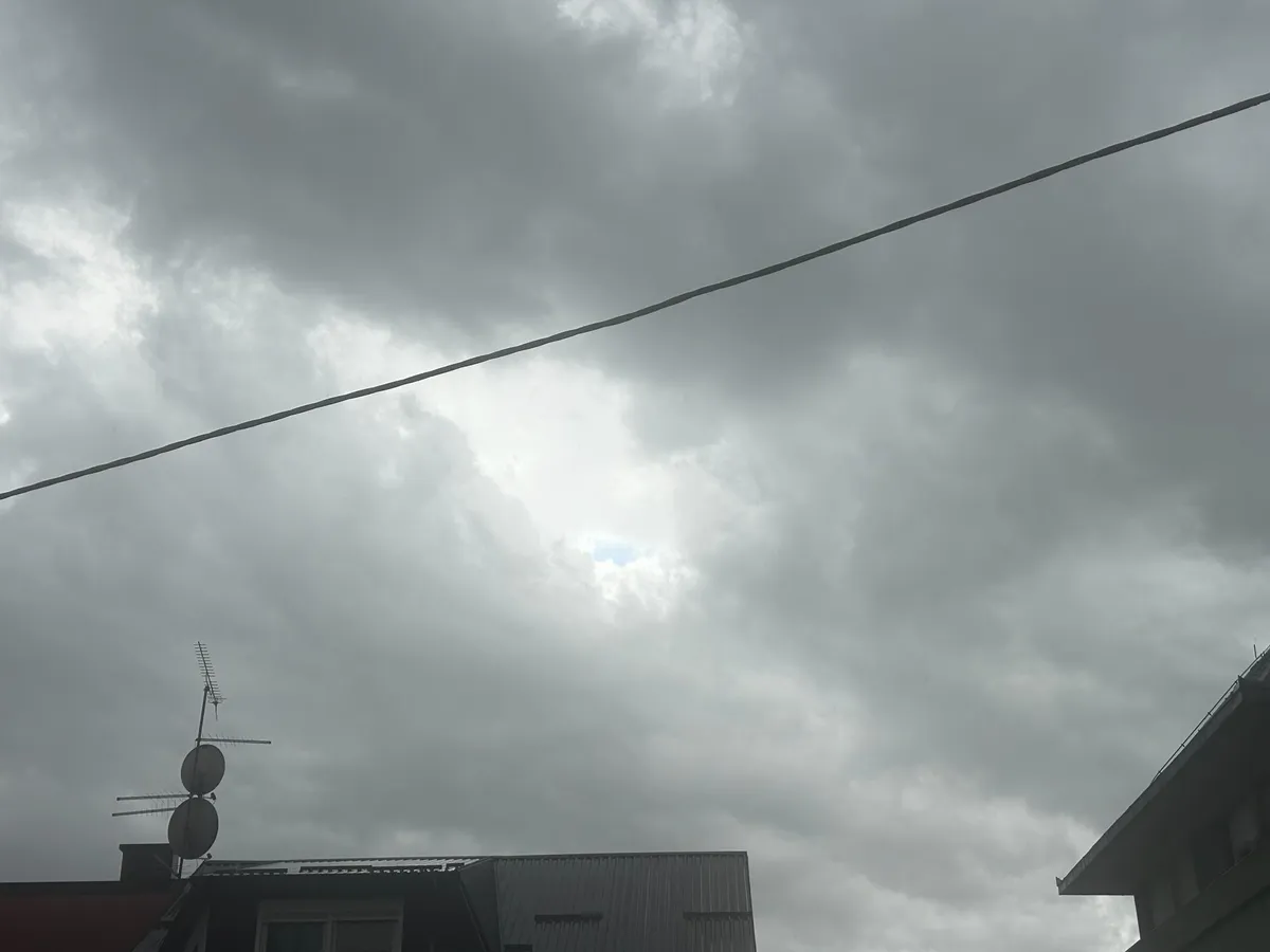 Nevrijeme stiglo u Hrvatsku: U Zagrebu kiša i vjetar, kod Jastrebarskog i Karlovca pala tuča