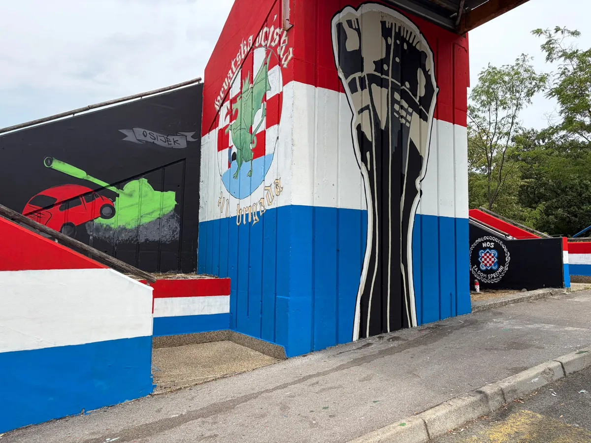 FOTO / Nakon uklanjanja ponovno osvanuo mural HOS-a u Rijeci