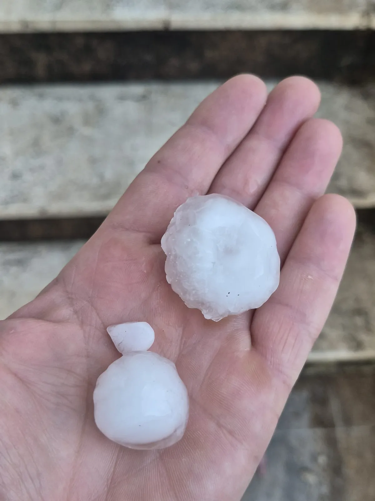 FOTO, VIDEO / Oluja pogodila dio Hrvatske: U Rovinju padala tuča veličine oraha, krupa pogodila i šire sinjsko područje