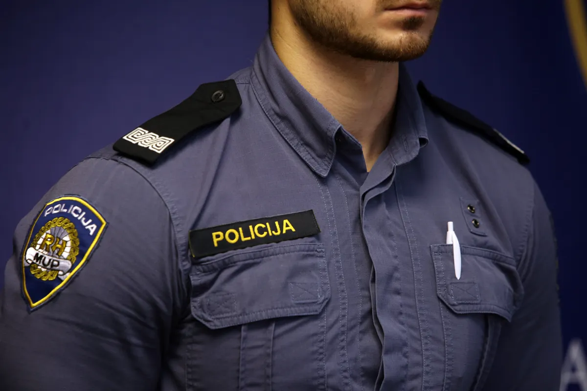 Policajac izvan službe pucao u zrak, pritvoren je i udaljen iz službe