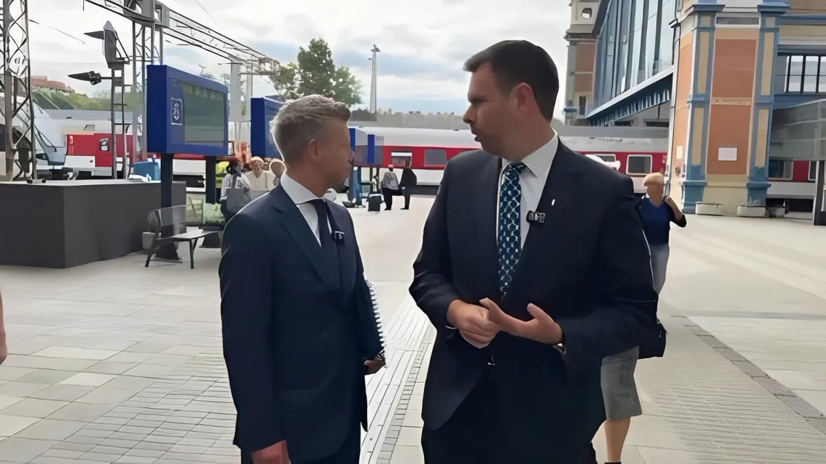 VIDEO / Muškarac pljunuo Magyara na kolodvoru. Pogledajte reakciju mađarskog premijera