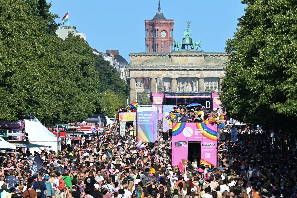 FOTO / Stotine tisuća ljudi sudjelovale u berlinskoj povorci ponosa