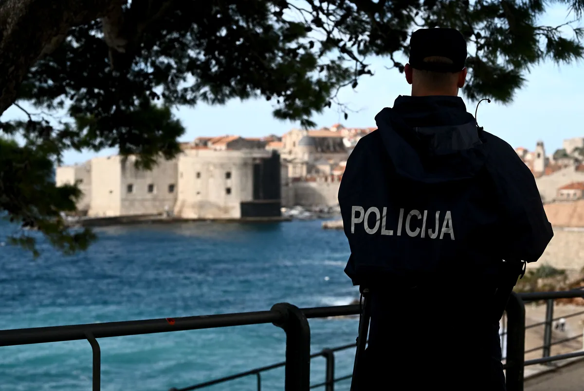 Mladić bježao policiji u Dubrovniku pa s motociklom završio u moru. Umro je