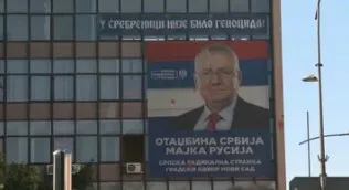 VIDEO / Plakat Šešelja i dalje u središtu Novog Sada, iako je naloženo njegovo uklanjanje: "Ruglo i sramota, on je osuđeni ratni zločinac"