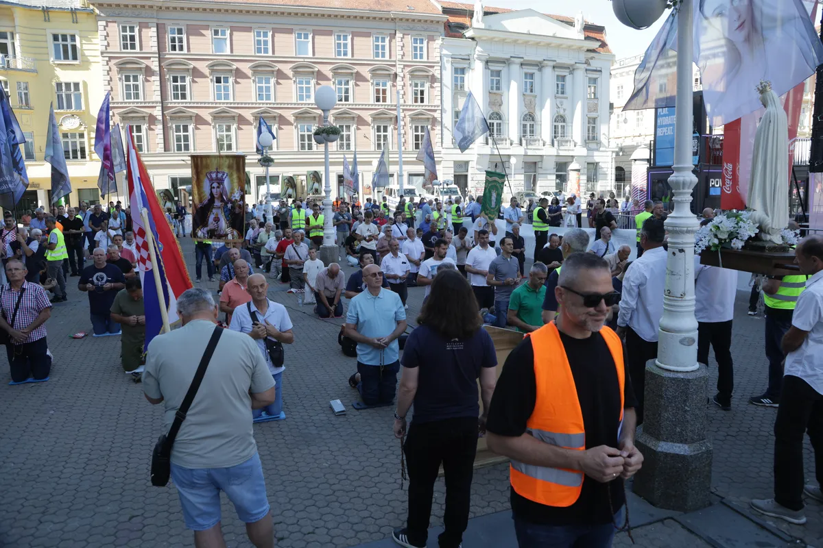 FOTO / Molitelji opet na trgovima: U Zagrebu ih dočekali prosvjednici