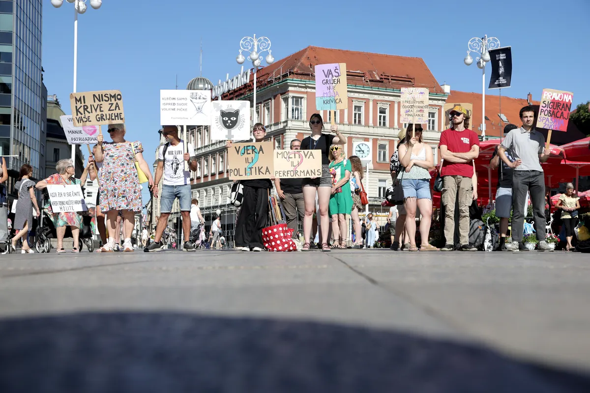 Incident u Zagrebu: Dostavljač vrijeđao i prijetio prosvjednicima na skupu molitelja