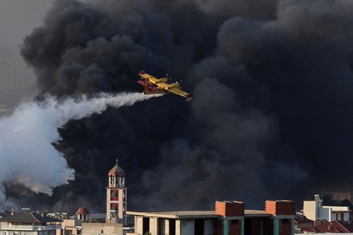 A Canadair firefighting plane drops water at a burning recycling factory in Oreokastro, on the outskirts of Thessaloniki, Greece, July 5, 2026. REUTERS/Alexandros Avramidis