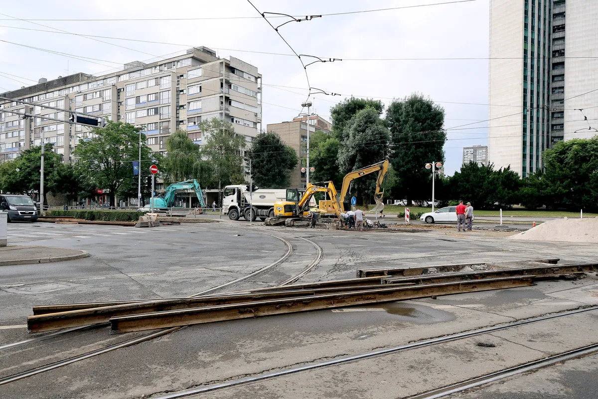 Drugi put u samo nekoliko sati: Automobil ponovno upao u raskopane tračnice