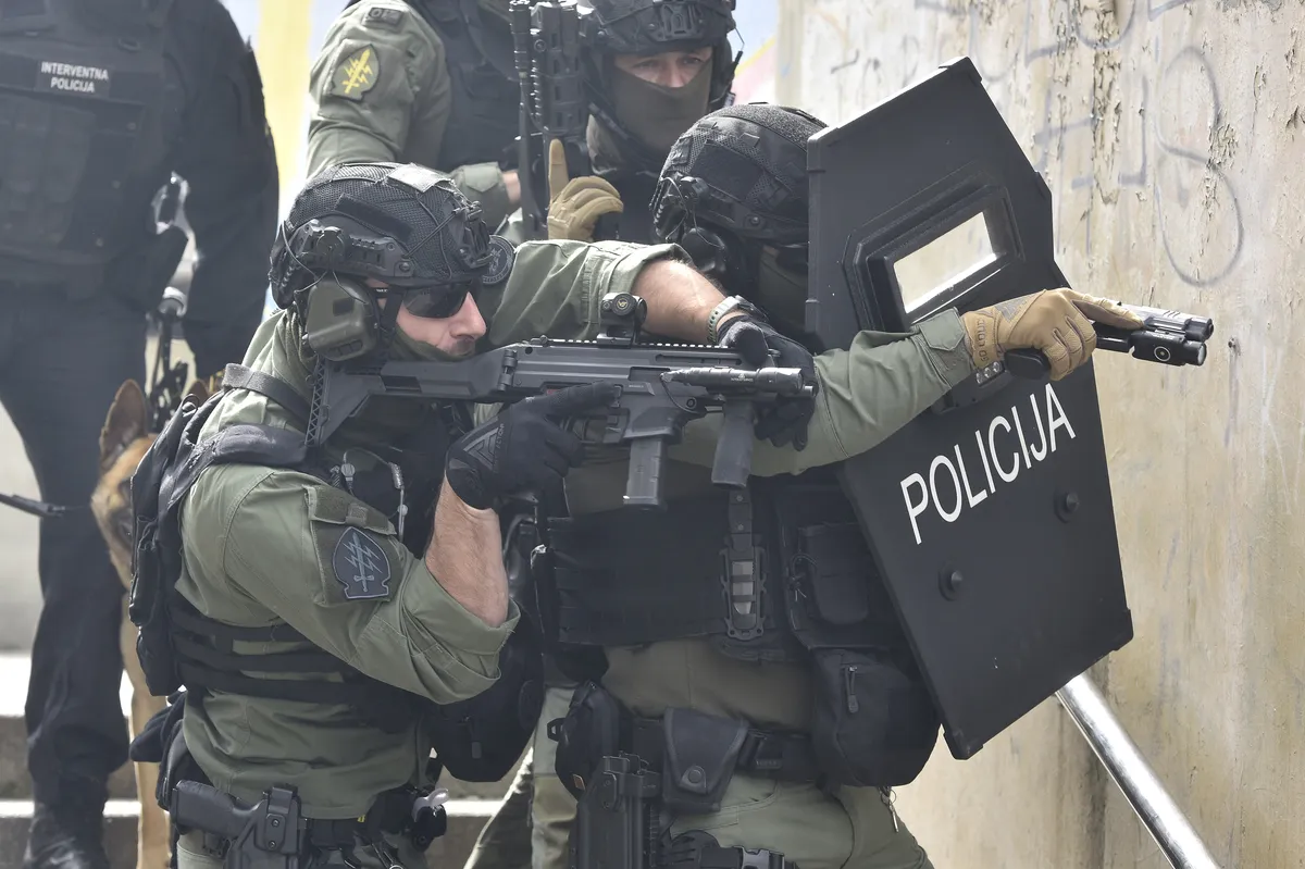 Talačka kriza u Donjem Dragonošcu: Naoružani muškarac pod kontrolom policije