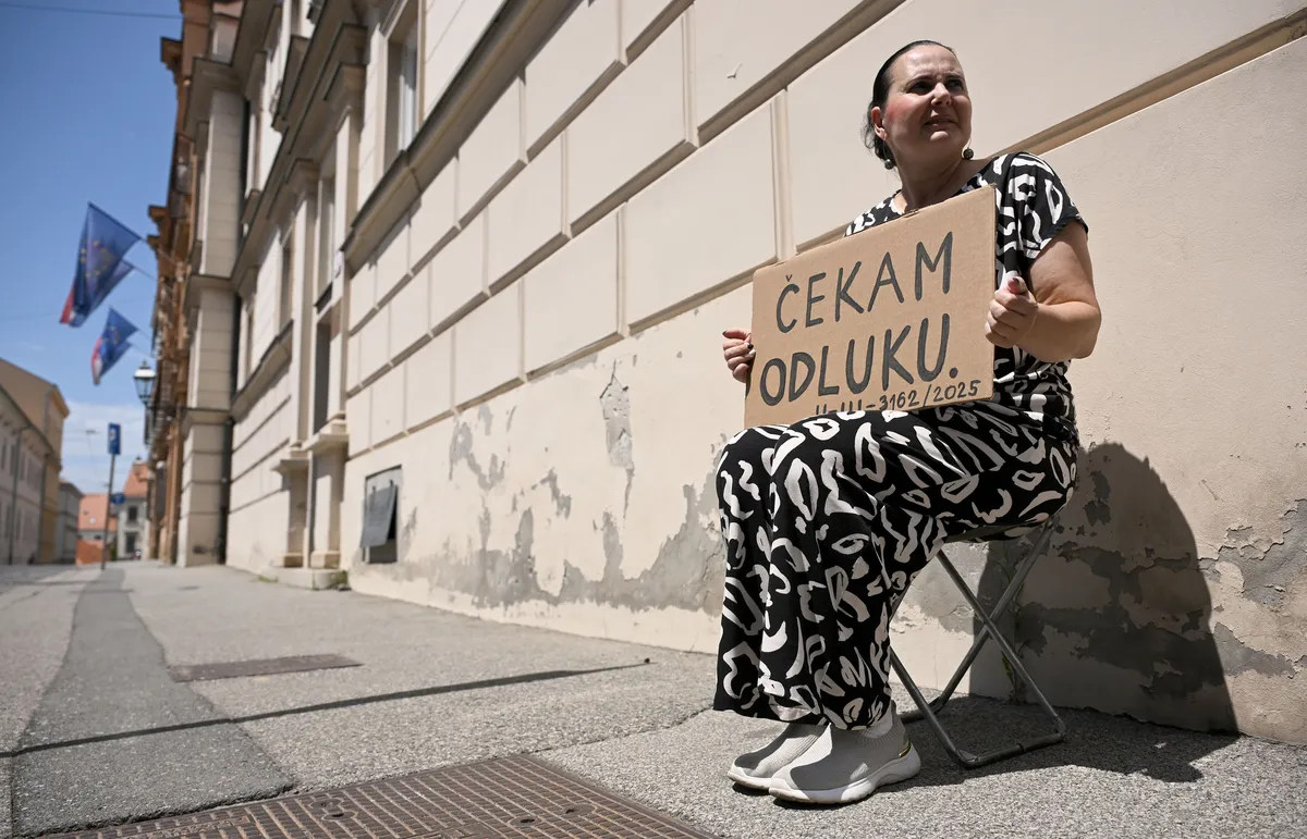Zviždačica Cvrtila ispred Ustavnog suda održava akciju "Čekam odluku"