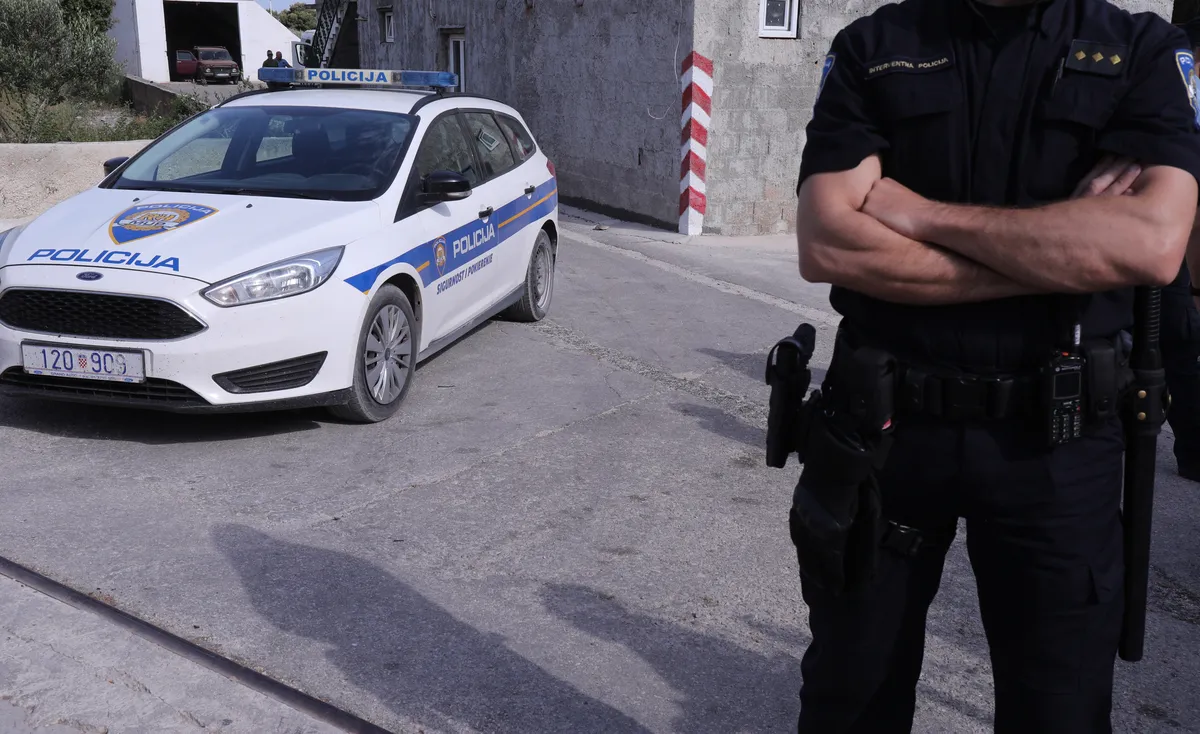Kaos u Supetru: Mladić napao 19-godišnjaka zbog motiva na majici