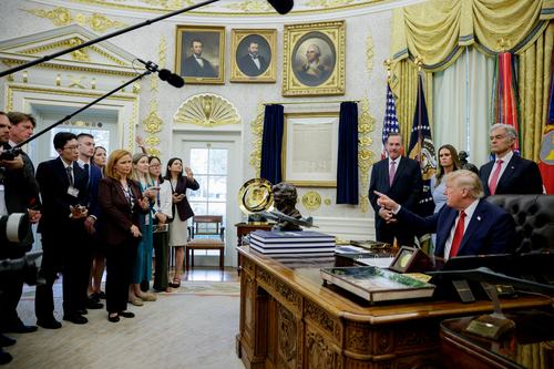 US President Donald J. Trump points his finger towards reporters during an announcement on healthcare in the Oval Office at the White House in Washington, D.C., US, September 18, 2026. REUTERS/Evan Vucci