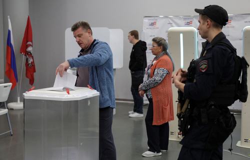A voter casts his ballot at a polling station on the final day of Russia's three-day parliamentary election in Moscow, Russia, September 20, 2026. REUTERS/Ramil Sitdikov