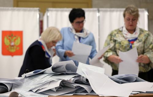 Members of a local electoral commission count votes after the closure of a polling station on the final day of Russia's three-day parliamentary election in the town of Podolsk near Moscow, Russia, September 20, 2026. REUTERS/Ramil Sitdikov