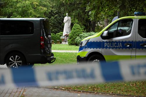 A police vehicle stands near the site of a knife attack. Fot. Patryk Ogorzalek/via REUTERS