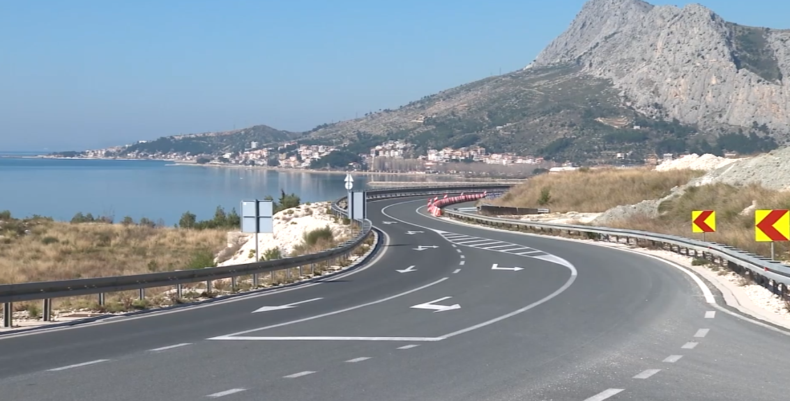 Bura stvara probleme u prometu, na dijelu Jadranske magistrale na snazi ograničenja
