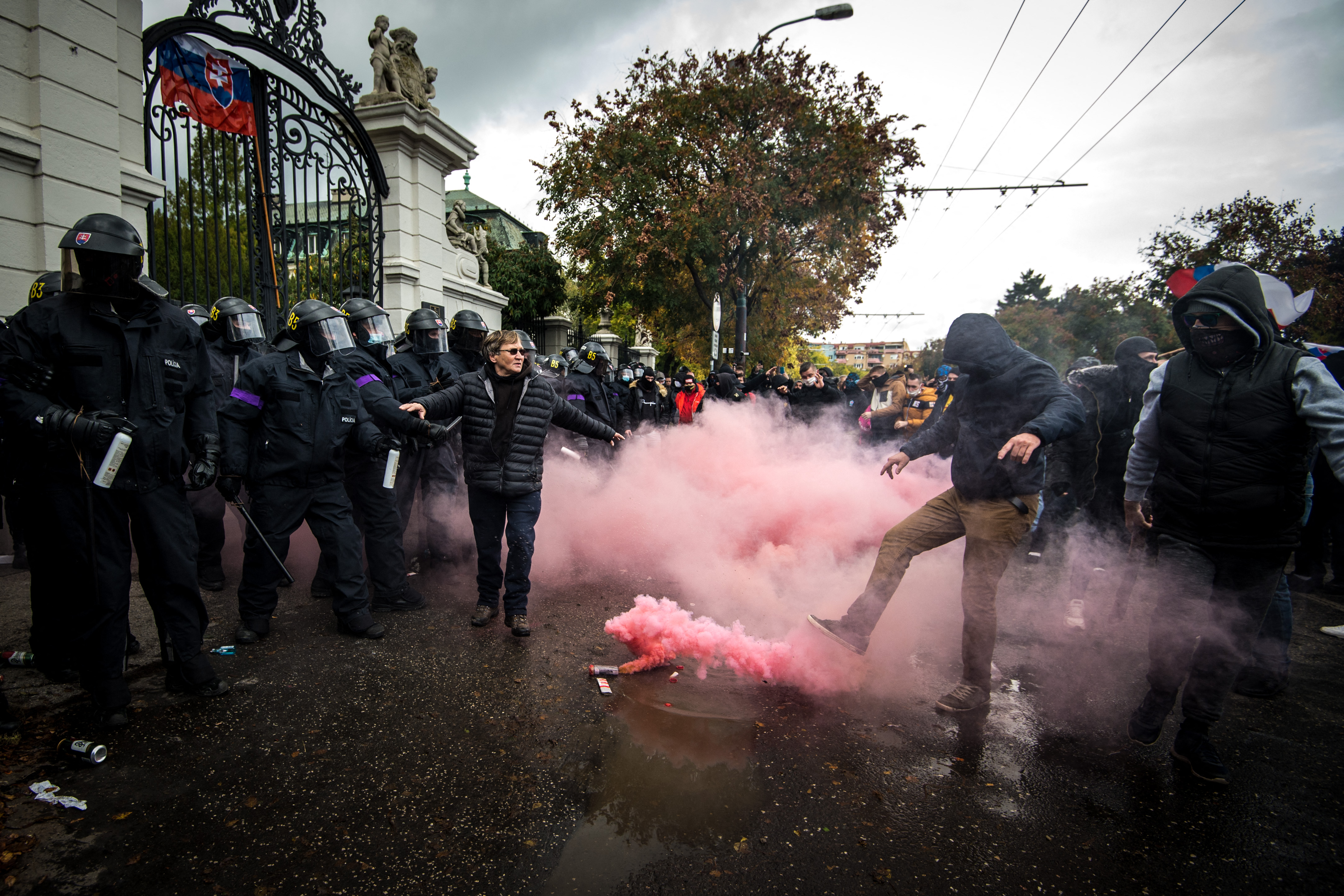 Slovačka, prosvjed, protest, covid, koronamjere, prosvjed protiv koronamjera, policija, slovačka policija, suzavac