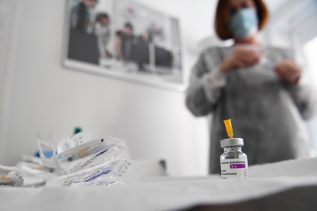 AstraZeneca, cjepivo, cijepljenje, korona, koronavirus, covid, pandemija, medicinska sestra, ordinacija