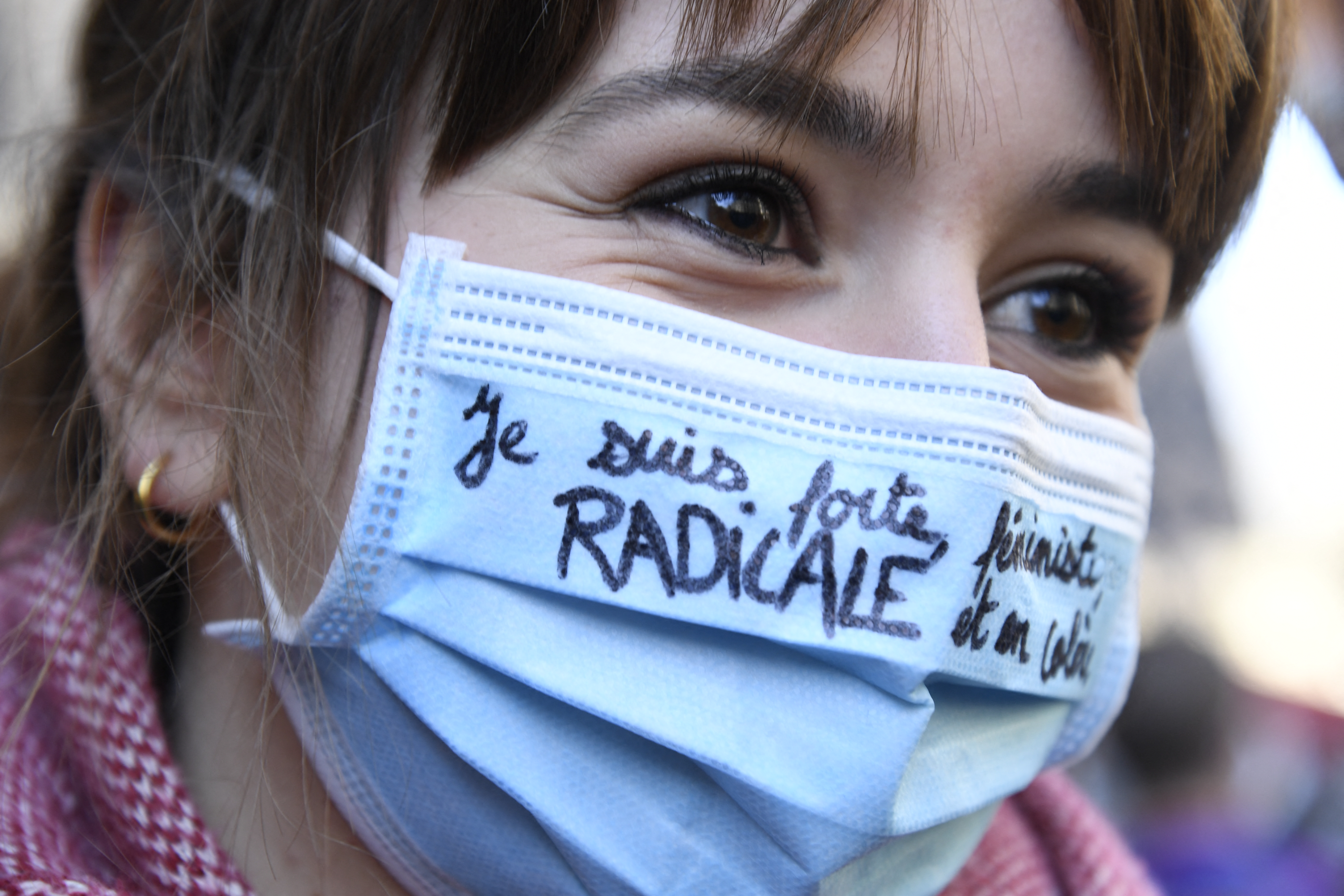 dan žena, koronavirus, covid-19