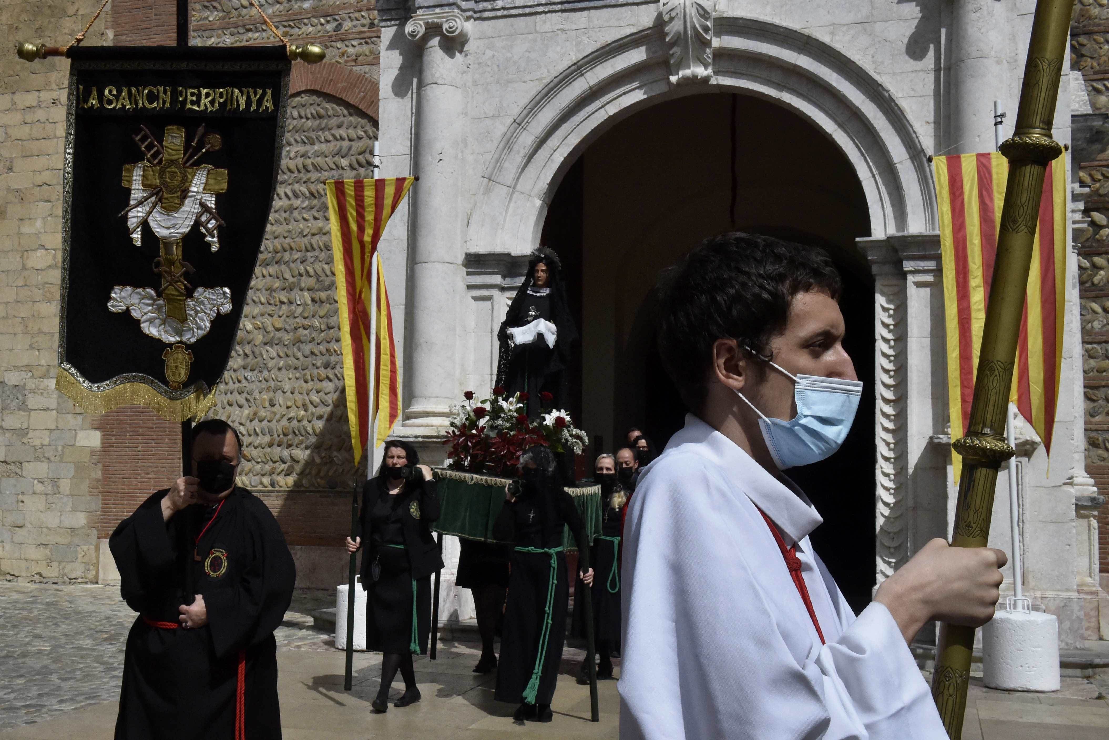 francuska, koronavirus, misa, procesija, vjernici, katolici