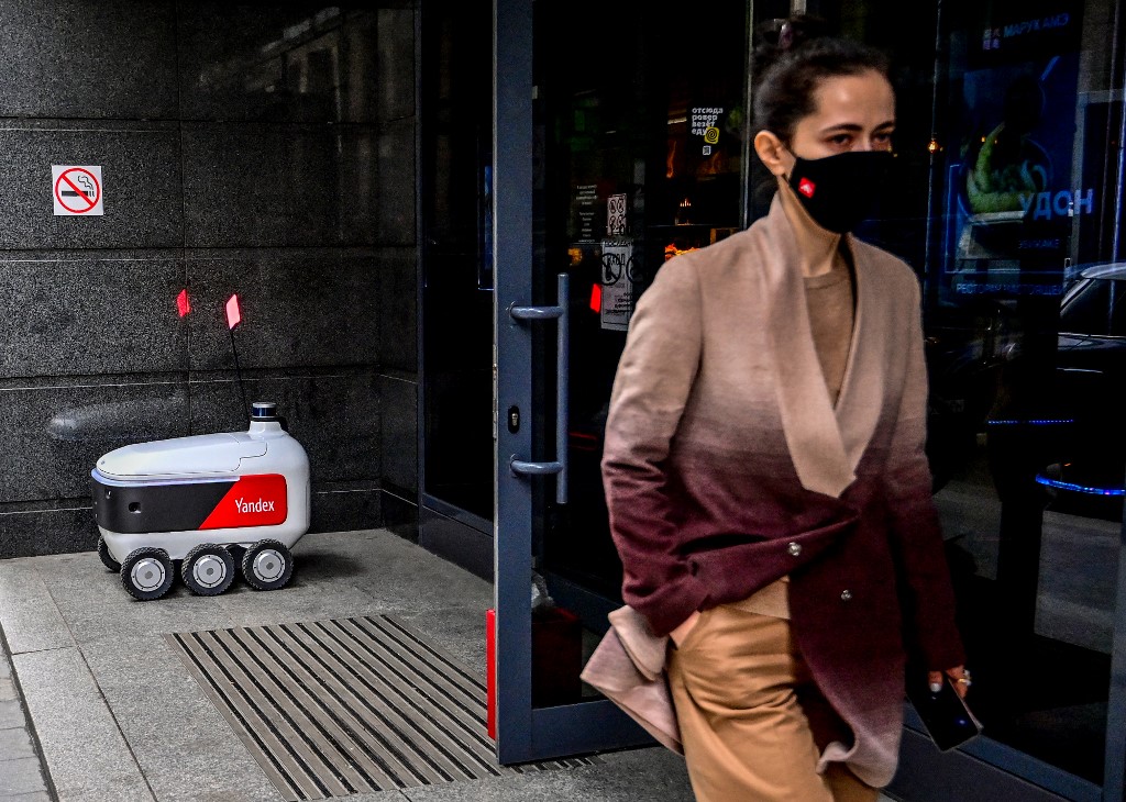 robot, žena, rusija, korona, koronavirus, posao, tehnologija