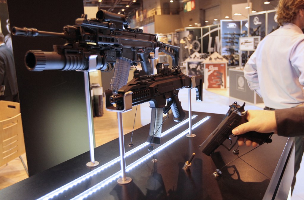 zbrojovka, oružje, puška, pištolj, revolver