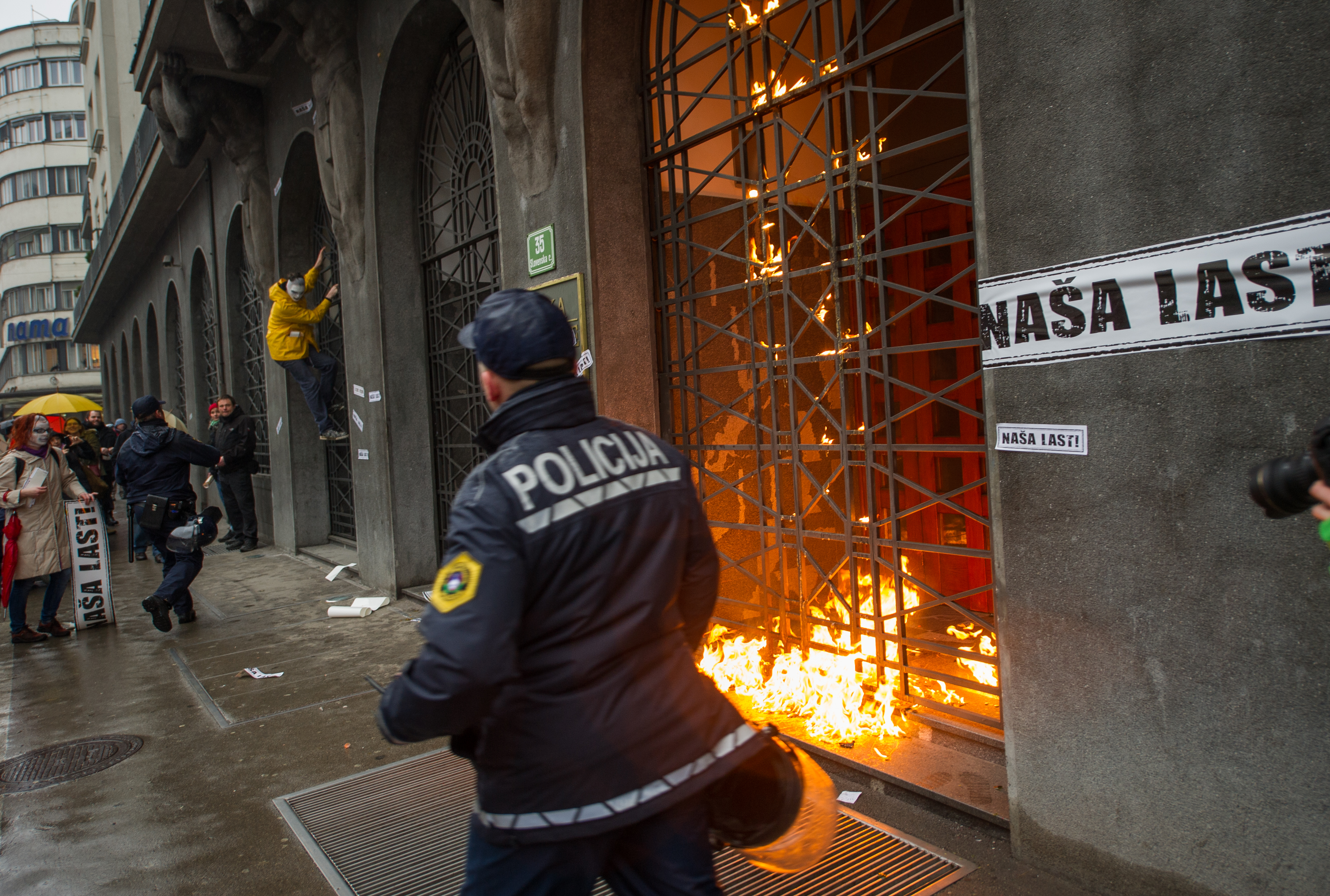 slovenija, slovenska policija, prosvjed, nered, požar