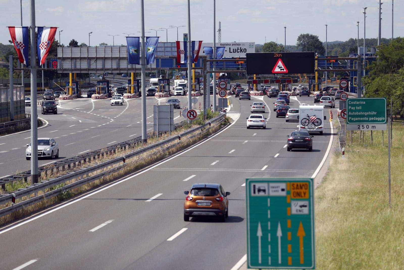 autocesta, promet, pojačan promet, automobili, gužva, kolona, Lučko