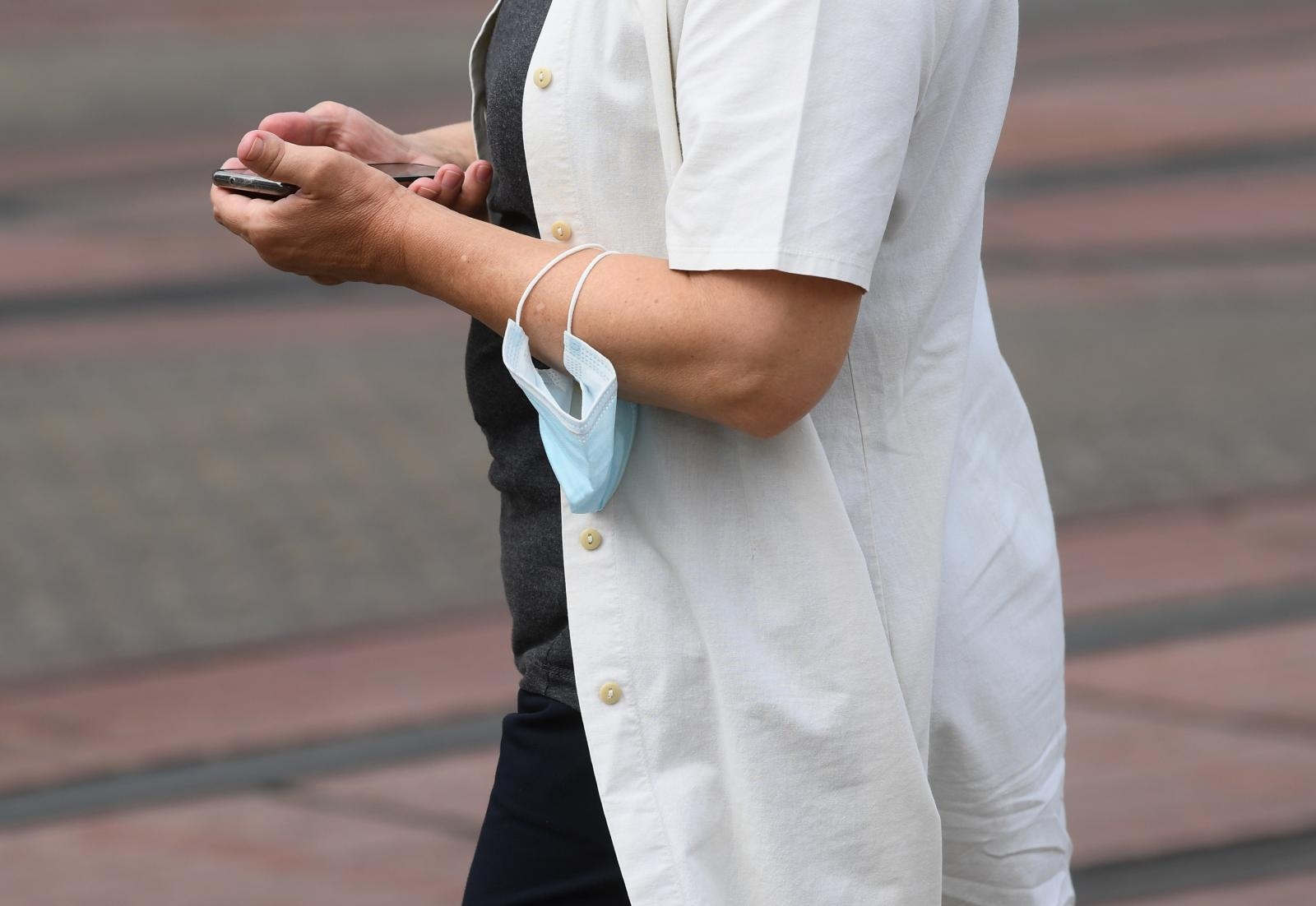 Zagreb: Građani na otvorenom maske najčešće nose na laktovima