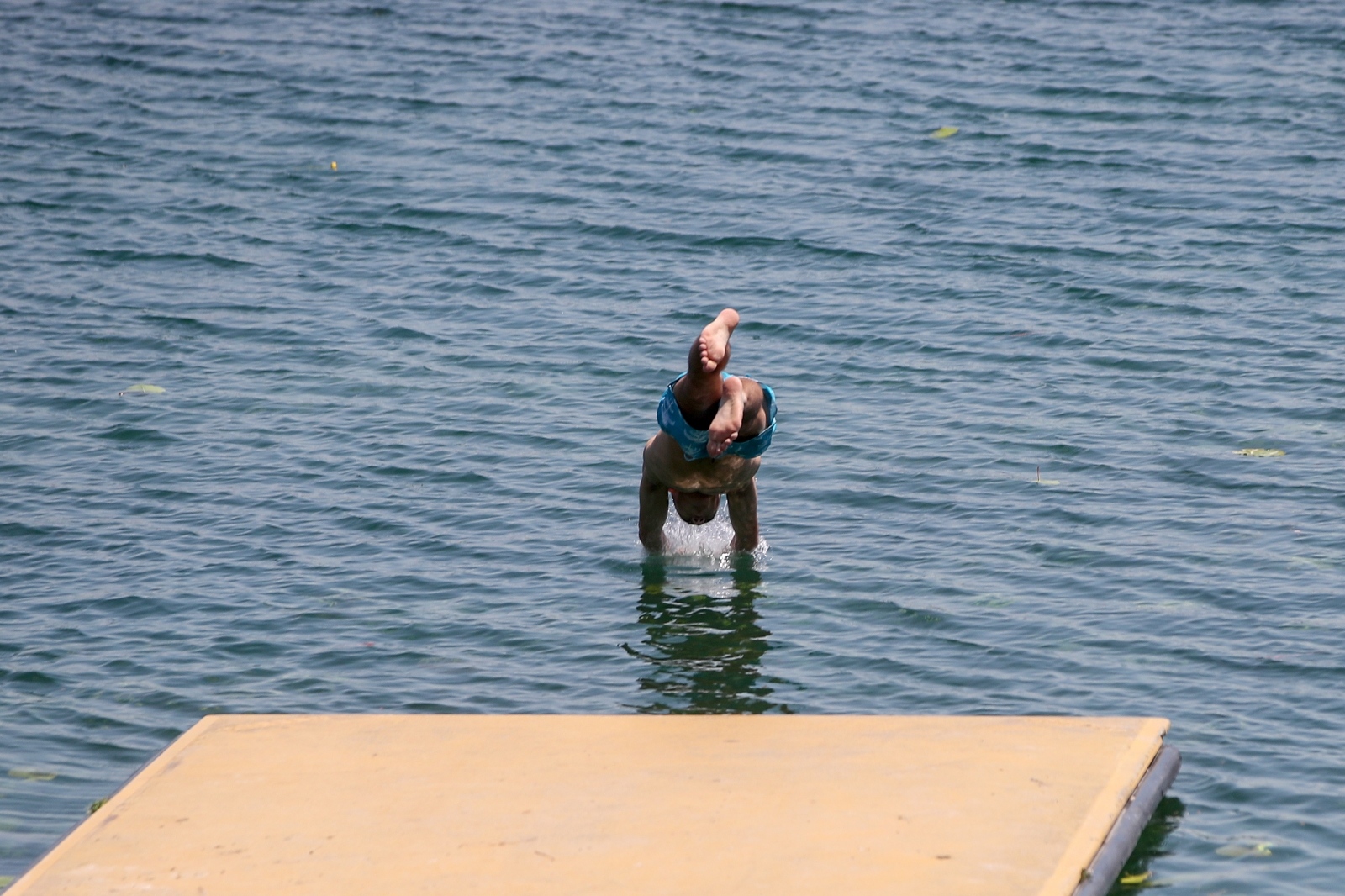 Građani sunčani praznik iskoristili za odmor i rekreaciju na jezeru Jarun