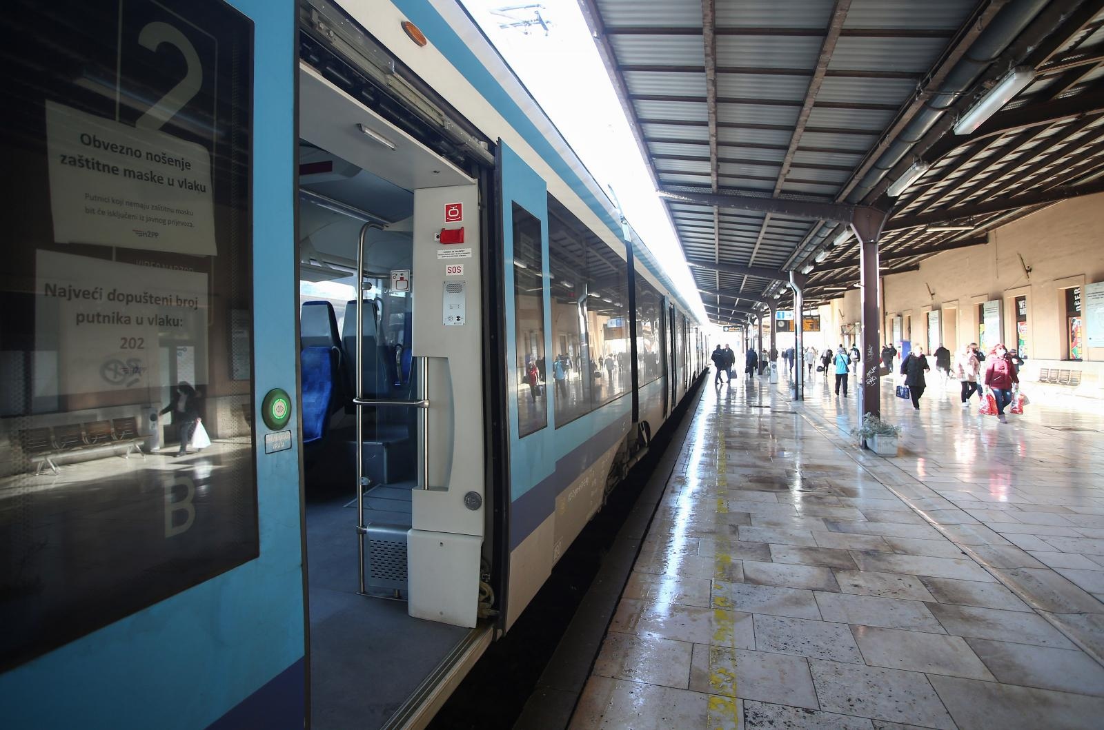 Zagreb: Zbog uvođenja propusnica na Glavnom kolodvoru manje putnika nego inače