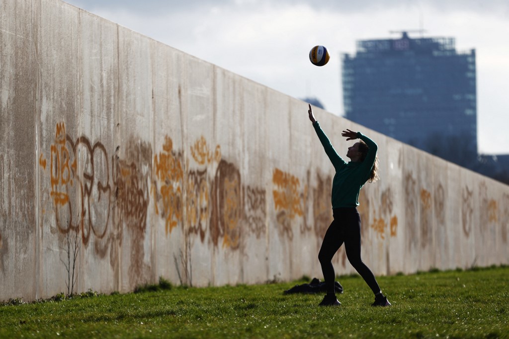 berlinski zid, berlin, joga, vježbanje