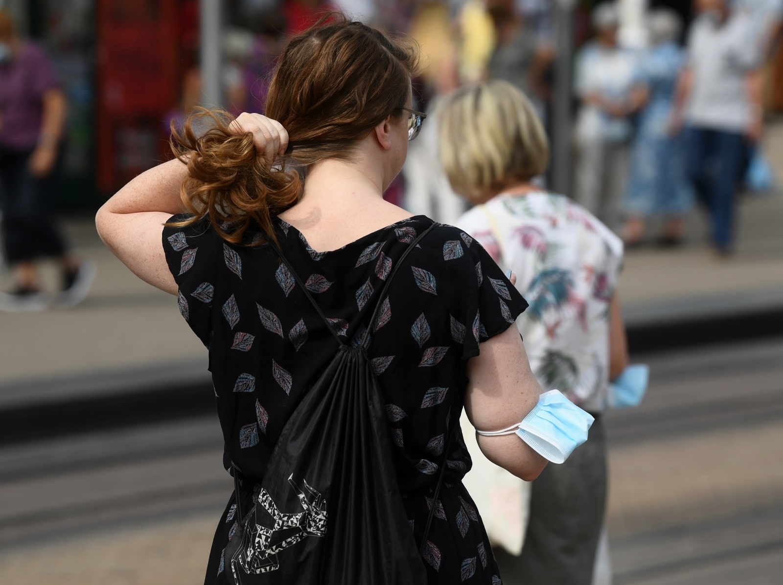 Zagreb: Građani na otvorenom maske najčešće nose na laktovima