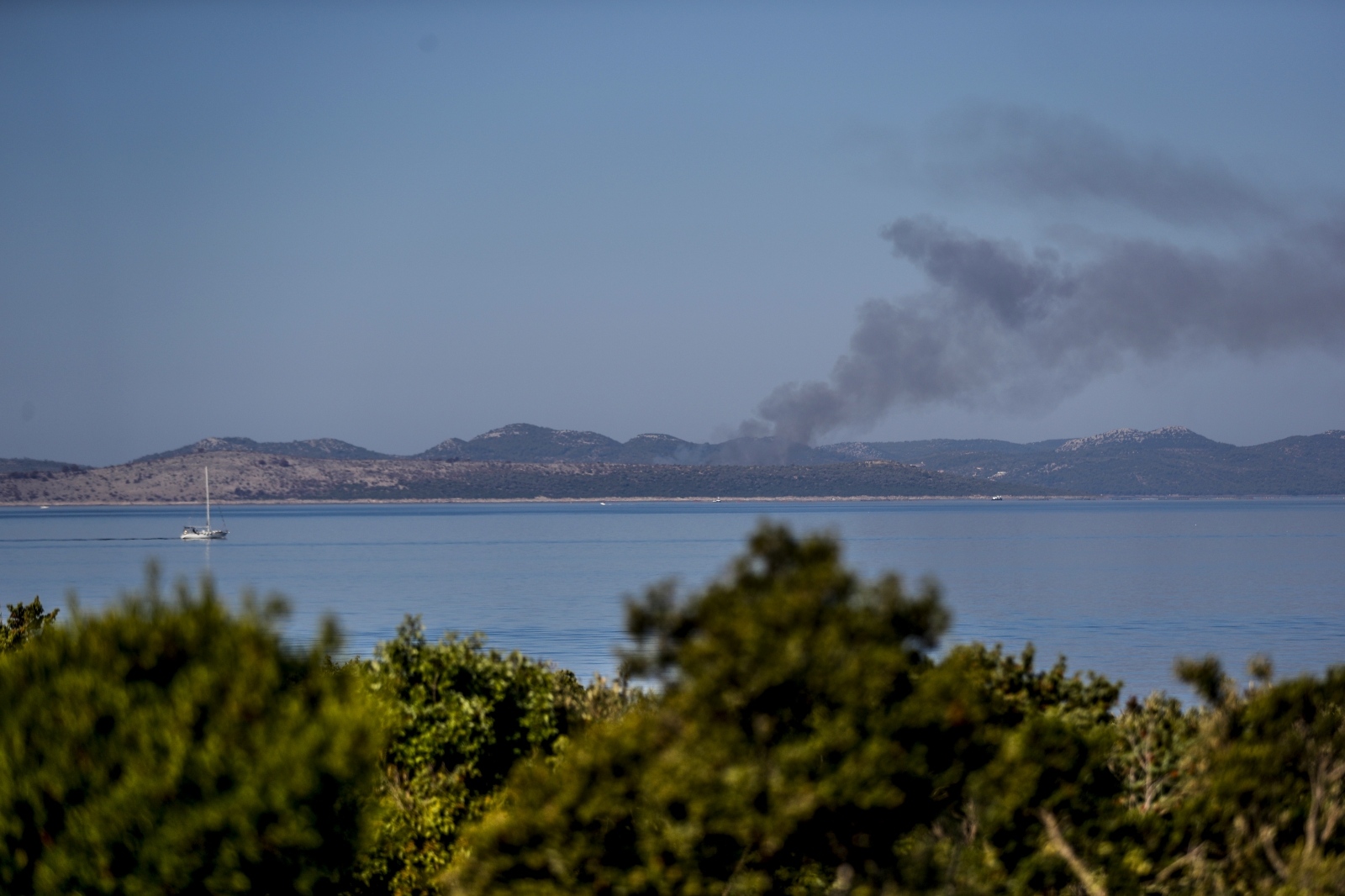 Kanader gasi požar na otočiću između Pašmana i Dugog otoka