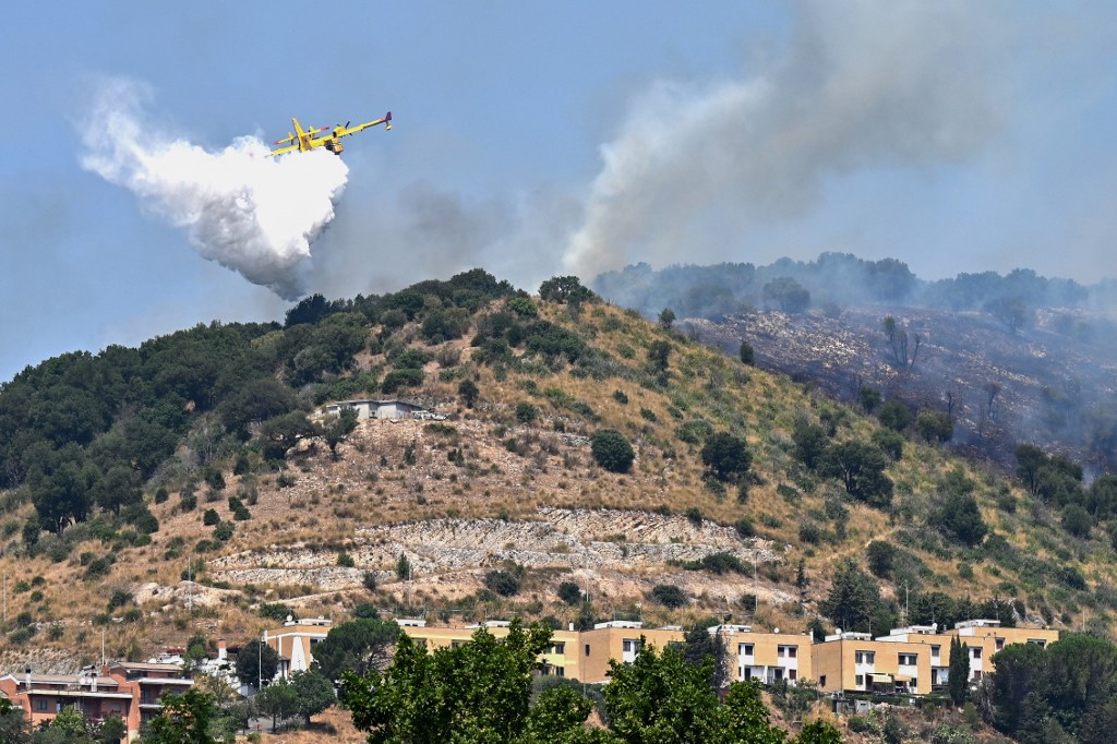 požar, šumski požar, gašenje, italija, kanader