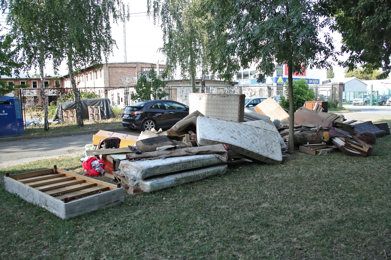 Zagreb: Velika količina glomaznog otpada ostavljena na zelenoj provršini