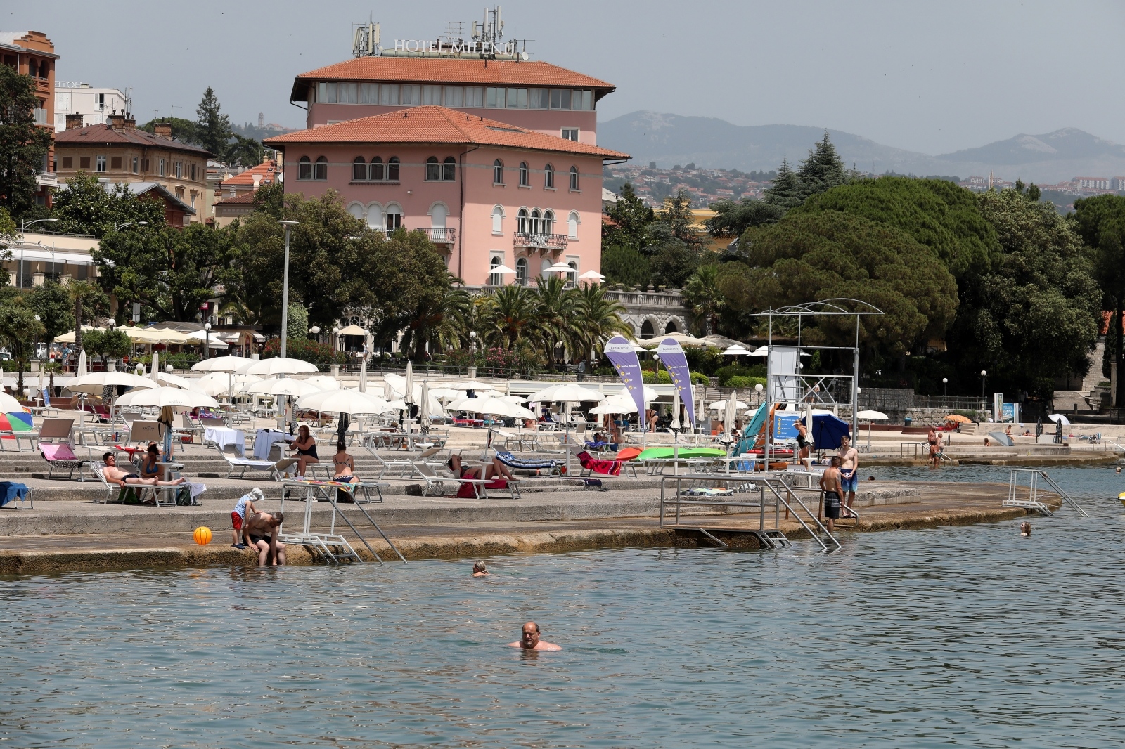 Opatija: Tek pokoji kupač na plaži Slatina