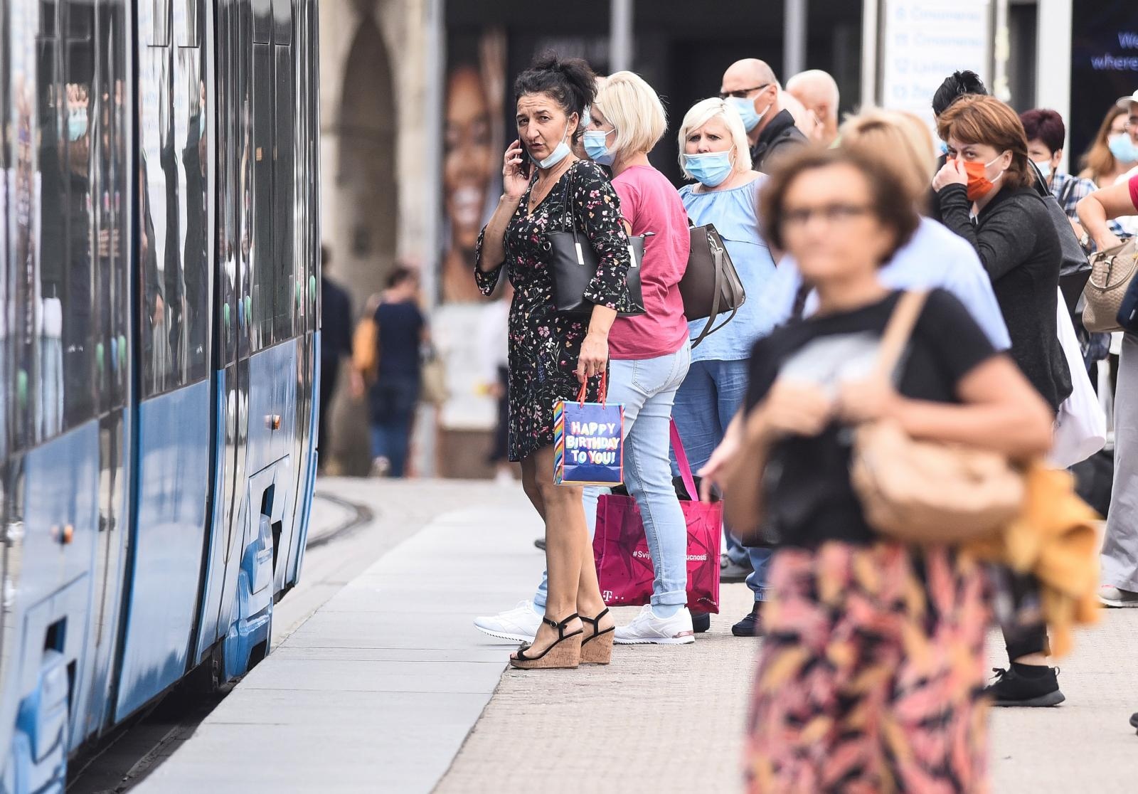 Povećan broj zaraženih u Hrvatskoj, građani i na otvorenom nose maske