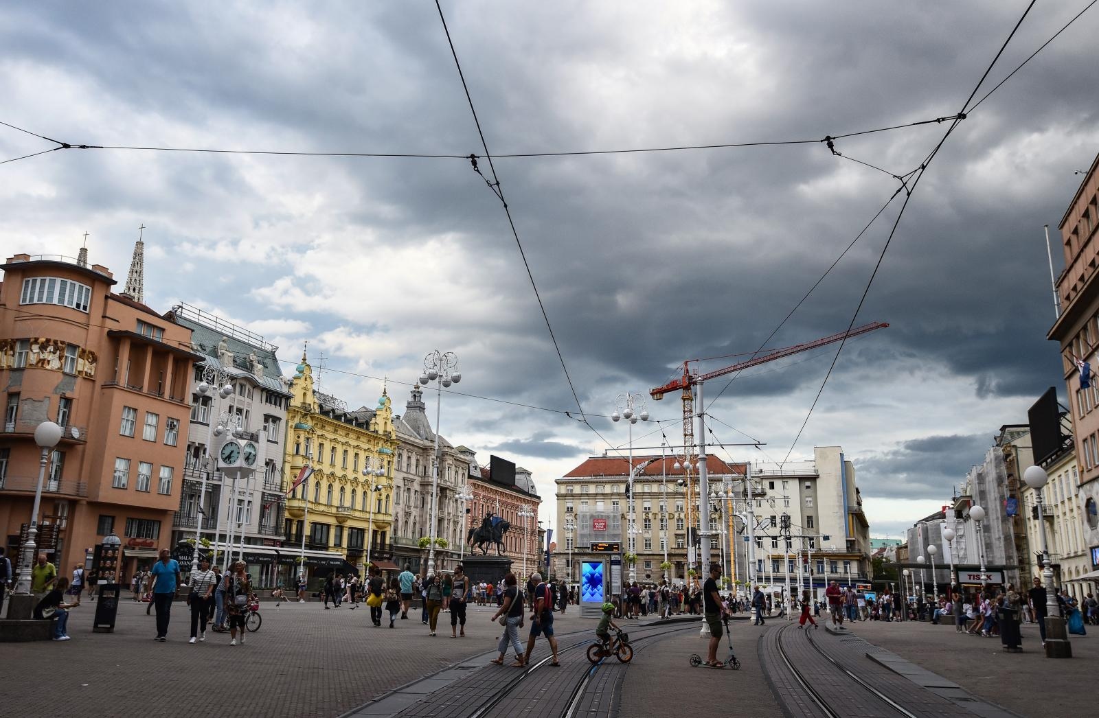 Zagreb: Unatoč naoblačenju gradske ulice u centru su pune ljudi