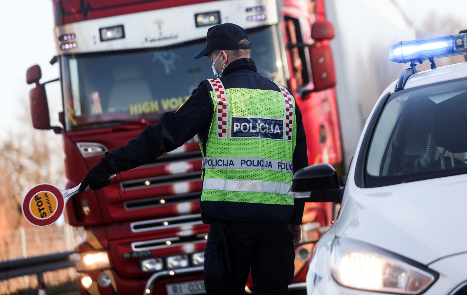 Policija na punktovima diljem Hrvatske provjerava propusnice