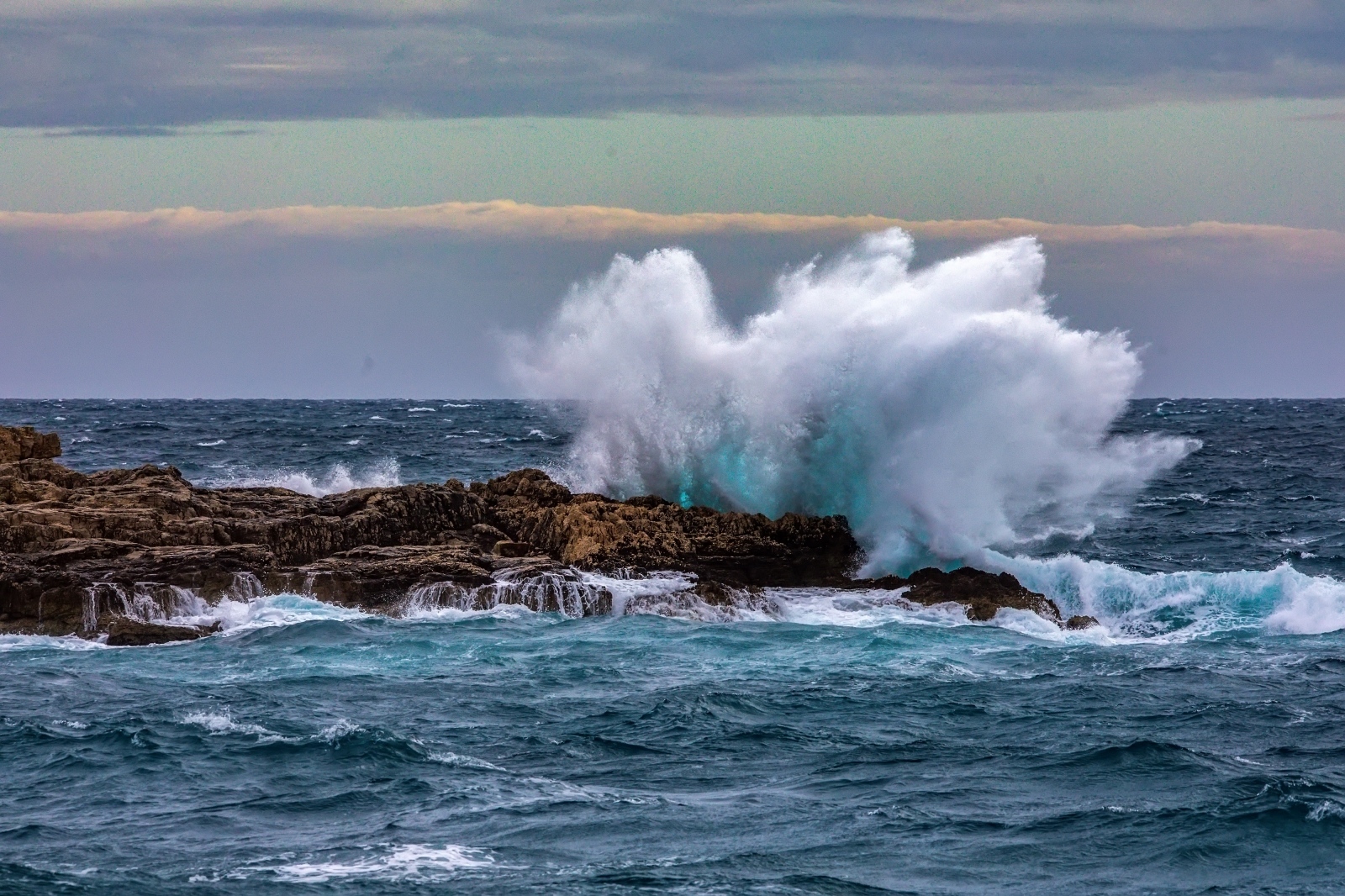 Pula: Valovi na Stoji