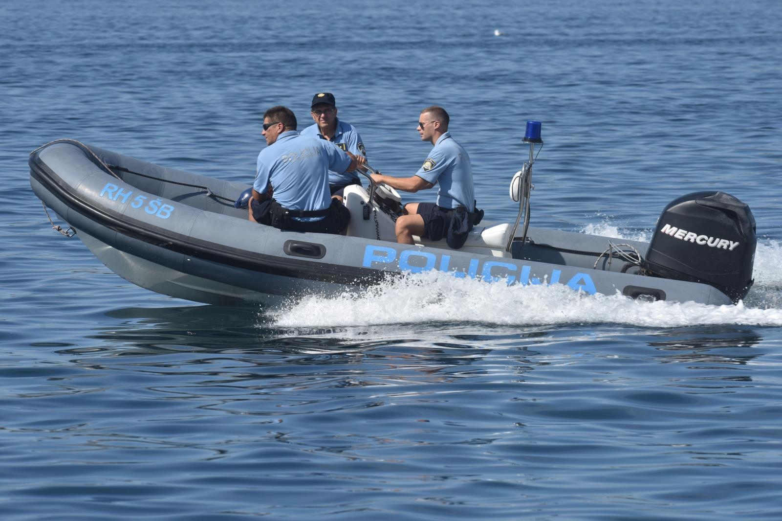 Brod pomorske policije u kanalu sv. Ante u Šibeniku
