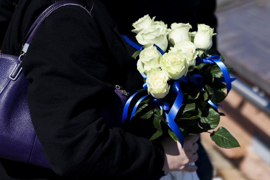 buket ruža, žalost, groblje, mrtvi, počast, pucnjava u školi