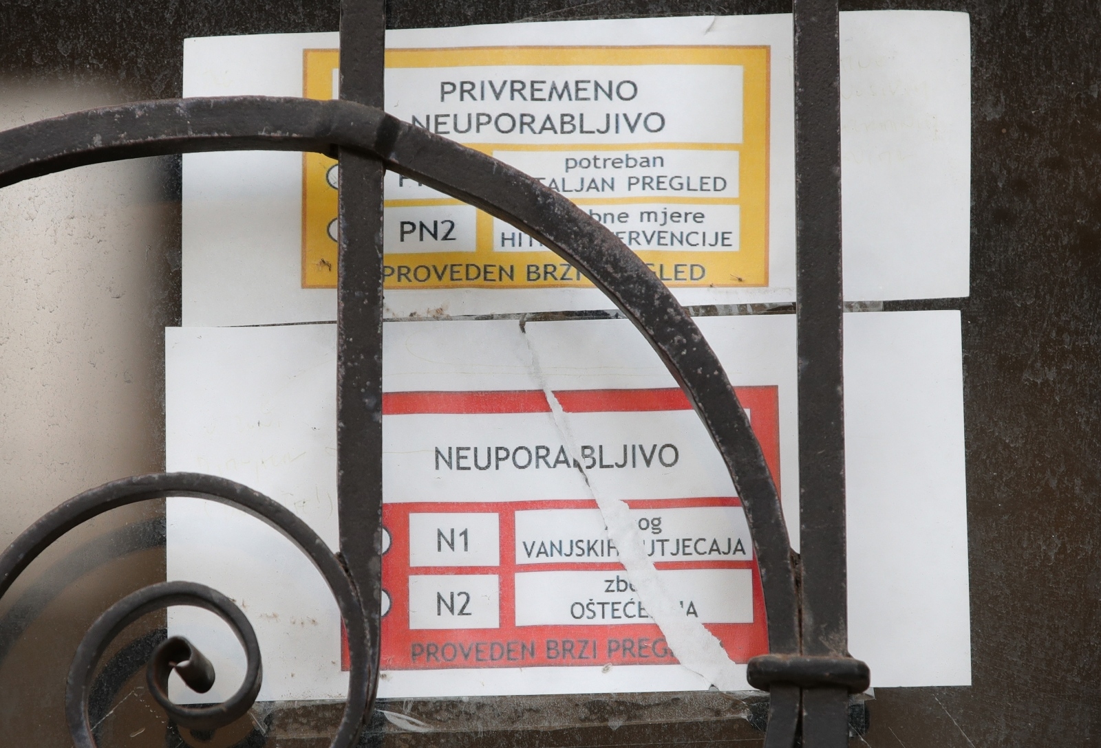 Naljepnice na zgradama kao podsjetnik na potres