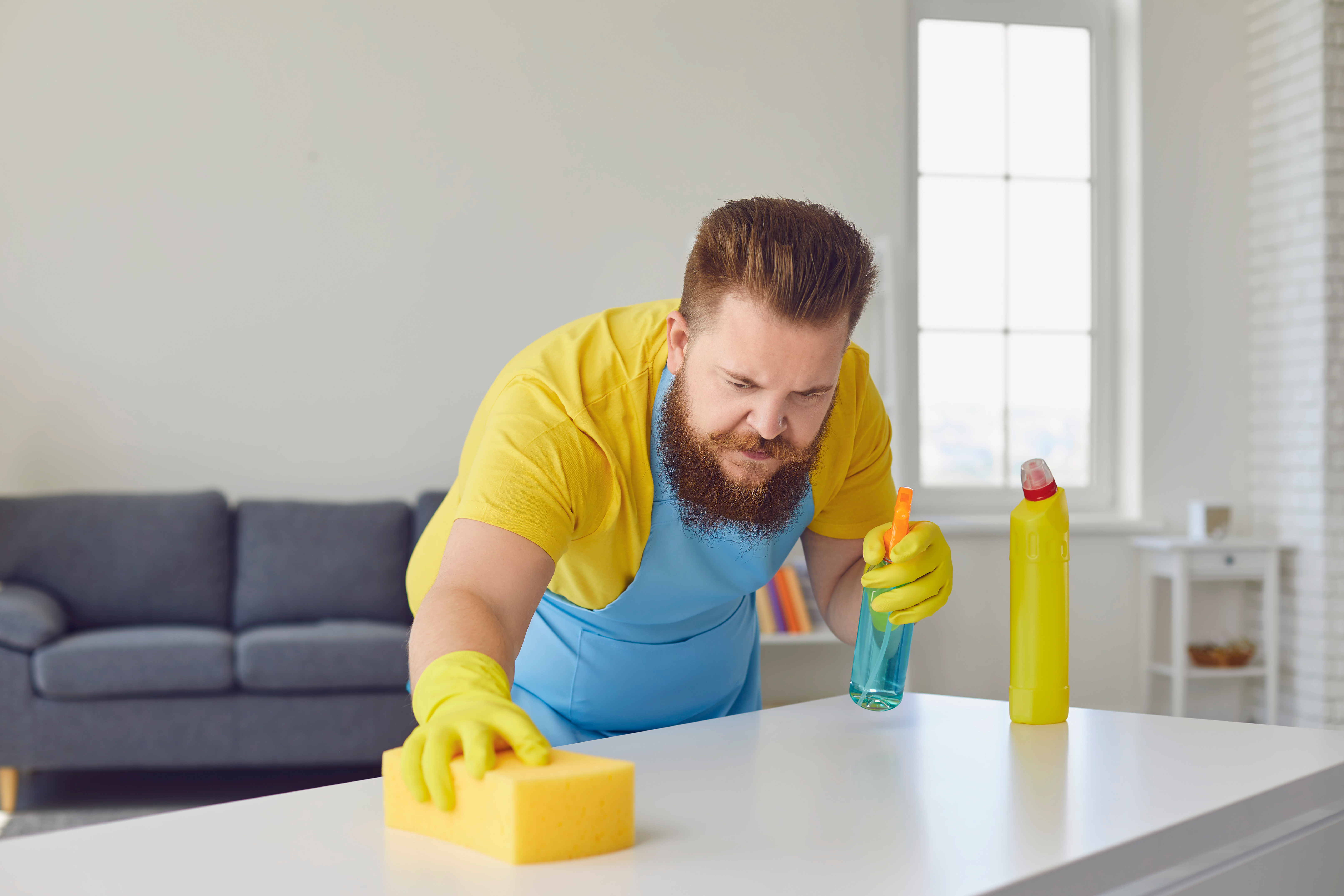 muškarac koji čisti, čišćenje